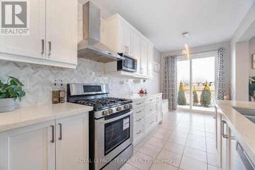 1407 Chretien Street, Milton, ON - Indoor Photo Showing Kitchen With Upgraded Kitchen