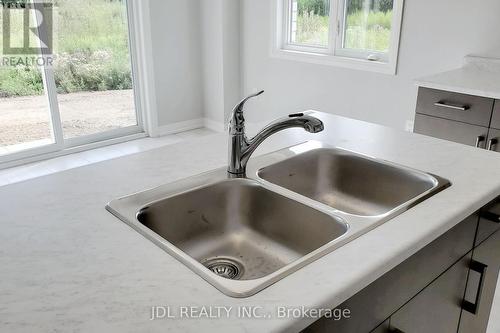 7461 Majestic Trail, Niagara Falls, ON - Indoor Photo Showing Kitchen With Double Sink