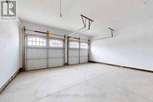 7461 Majestic Trail, Niagara Falls, ON - Indoor Photo Showing Garage