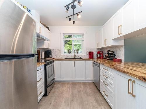 101-1685 Estevan Rd, Nanaimo, BC - Indoor Photo Showing Kitchen