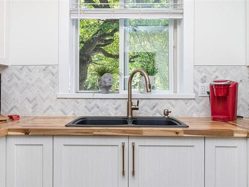 101-1685 Estevan Rd, Nanaimo, BC - Indoor Photo Showing Kitchen With Double Sink