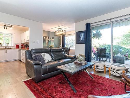 101-1685 Estevan Rd, Nanaimo, BC - Indoor Photo Showing Living Room