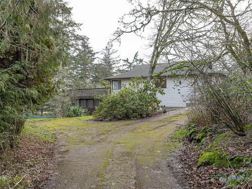 1465 Charlton Rd, Saanich, BC 