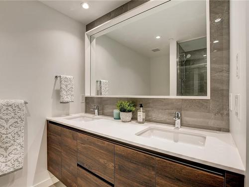 708-363 Tyee Rd, Victoria, BC - Indoor Photo Showing Bathroom