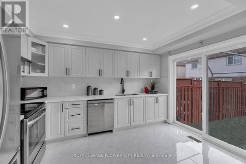 51 Sweetwood Circle, Brampton, ON - Indoor Photo Showing Kitchen