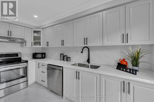 51 Sweetwood Circle, Brampton, ON - Indoor Photo Showing Kitchen With Double Sink With Upgraded Kitchen