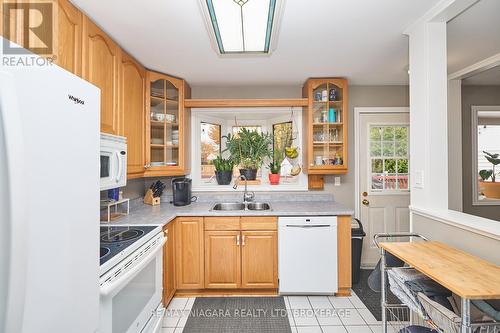 3283 Kenwood Court, Niagara Falls (206 - Stamford), ON - Indoor Photo Showing Kitchen With Double Sink