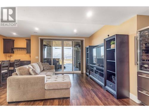 1356 Mine Hill Drive, Kelowna, BC - Indoor Photo Showing Living Room