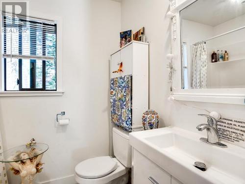 8035 Highway 101, Powell River, BC - Indoor Photo Showing Bathroom