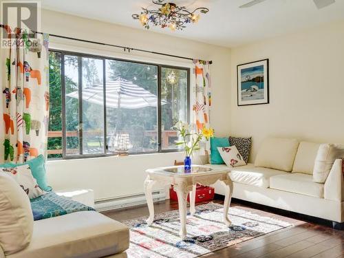 8035 Highway 101, Powell River, BC - Indoor Photo Showing Living Room