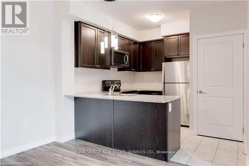 205 - 2388 Khalsa Gate, Oakville, ON - Indoor Photo Showing Kitchen