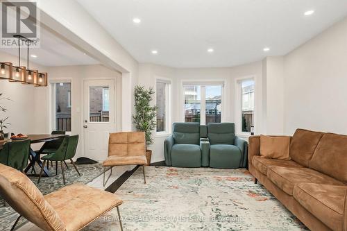 228 Duncan Lane, Milton, ON - Indoor Photo Showing Living Room