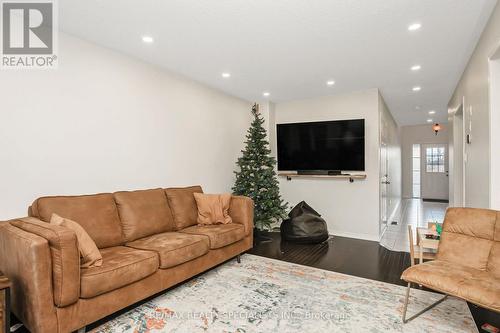 228 Duncan Lane, Milton, ON - Indoor Photo Showing Living Room