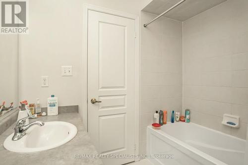 228 Duncan Lane, Milton, ON - Indoor Photo Showing Bathroom