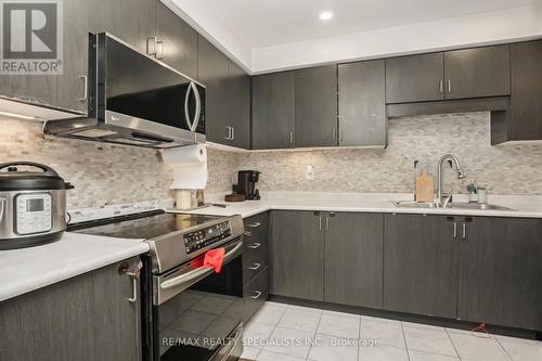 228 Duncan Lane, Milton, ON - Indoor Photo Showing Kitchen With Double Sink With Upgraded Kitchen