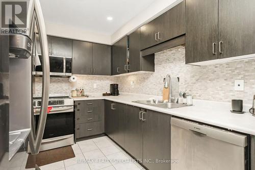 228 Duncan Lane, Milton, ON - Indoor Photo Showing Kitchen With Stainless Steel Kitchen With Double Sink With Upgraded Kitchen