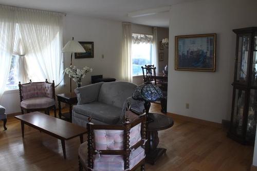 46 Melon Street, Thunder Bay, ON - Indoor Photo Showing Living Room