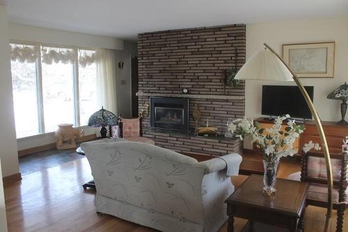 46 Melon Street, Thunder Bay, ON - Indoor Photo Showing Living Room With Fireplace