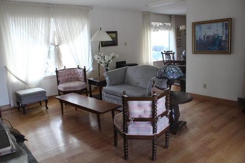 46 Melon Street, Thunder Bay, ON - Indoor Photo Showing Living Room