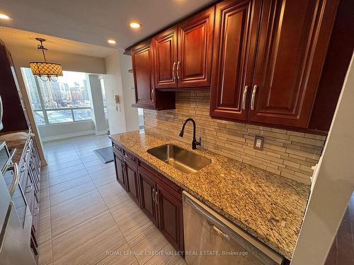 1202-5765 Yonge St, Toronto, ON - Indoor Photo Showing Kitchen