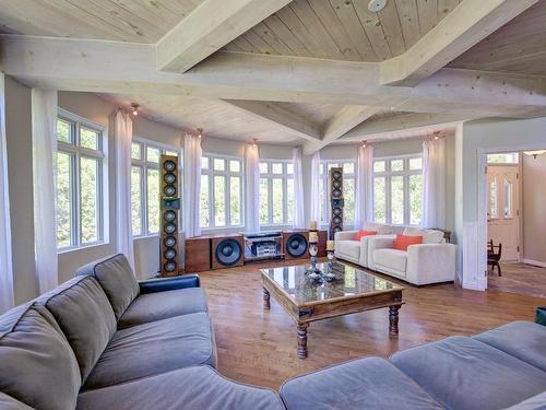 Salon - 361 Boul. De La Chapelle, Pointe-Calumet, QC - Indoor Photo Showing Living Room