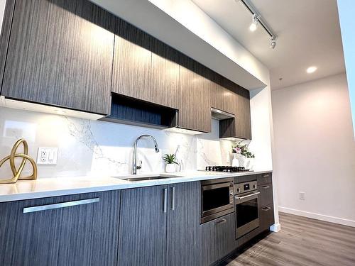 3308 13350 Central Avenue, Surrey, BC - Indoor Photo Showing Kitchen With Upgraded Kitchen