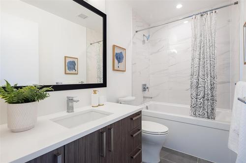 3308 13350 Central Avenue, Surrey, BC - Indoor Photo Showing Bathroom