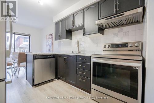 12 Cedarwood Crescent, Brampton, ON - Indoor Photo Showing Kitchen