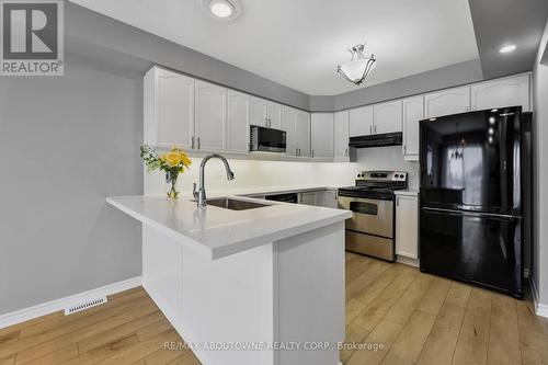 1518 Evans Boulevard, London, ON - Indoor Photo Showing Kitchen With Upgraded Kitchen