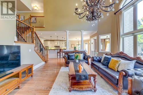 1033 Kestell Boulevard, Oakville, ON - Indoor Photo Showing Living Room