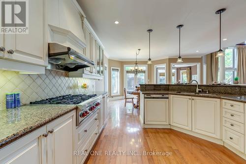 1033 Kestell Boulevard, Oakville, ON - Indoor Photo Showing Kitchen With Upgraded Kitchen