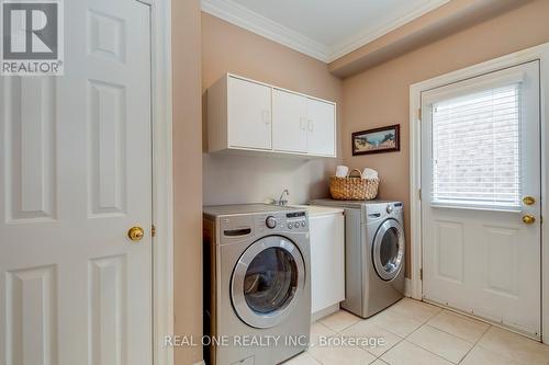 1033 Kestell Boulevard, Oakville, ON - Indoor Photo Showing Laundry Room