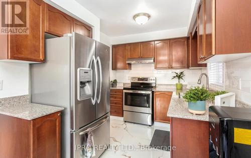 712 Irving Terrace, Milton, ON - Indoor Photo Showing Kitchen With Stainless Steel Kitchen