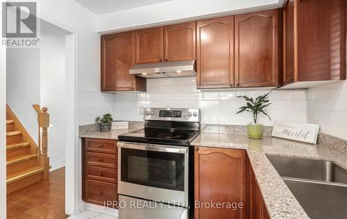 712 Irving Terrace, Milton, ON - Indoor Photo Showing Kitchen