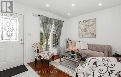 712 Irving Terrace, Milton, ON - Indoor Photo Showing Living Room