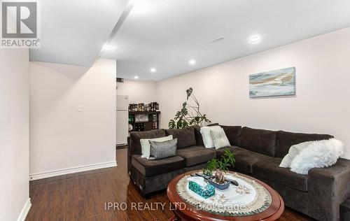 712 Irving Terrace, Milton, ON - Indoor Photo Showing Living Room