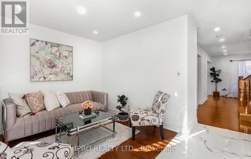 712 Irving Terrace, Milton, ON - Indoor Photo Showing Living Room