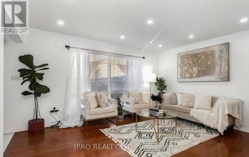 712 Irving Terrace, Milton, ON - Indoor Photo Showing Living Room