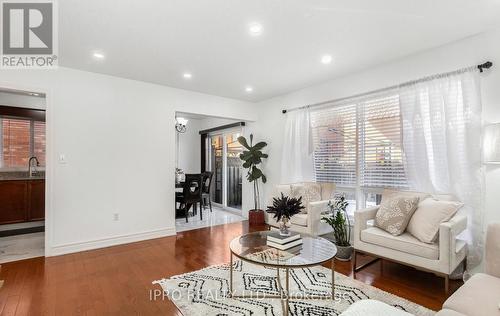 712 Irving Terrace, Milton, ON - Indoor Photo Showing Living Room