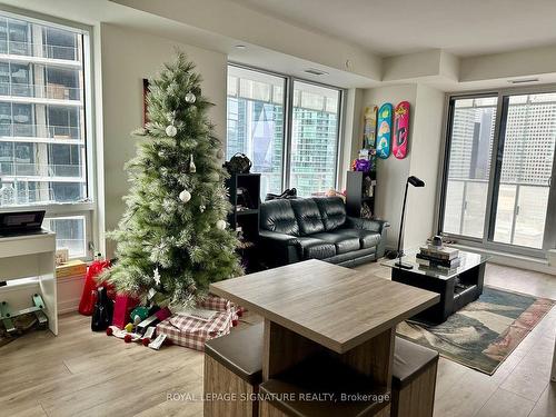 2404-28 Freeland St, Toronto, ON - Indoor Photo Showing Living Room