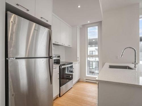 Cuisine - 821-1485 Rue Des Bassins, Montréal (Le Sud-Ouest), QC - Indoor Photo Showing Kitchen With Upgraded Kitchen