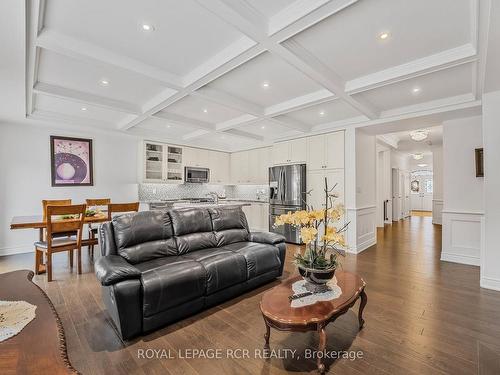 18 Dowling Rd, New Tecumseth, ON - Indoor Photo Showing Living Room