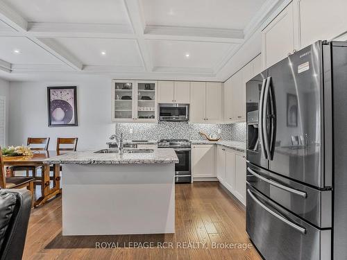 18 Dowling Rd, New Tecumseth, ON - Indoor Photo Showing Kitchen With Upgraded Kitchen