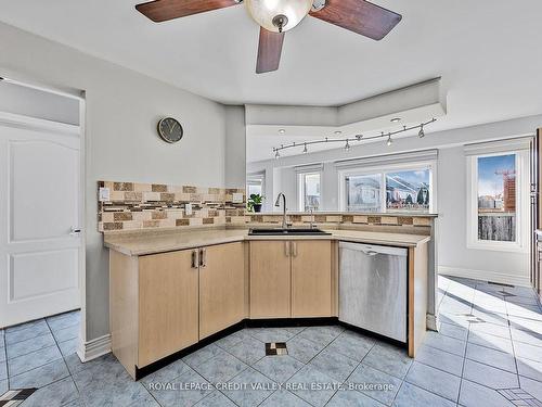 157 Succession Cres, Barrie, ON - Indoor Photo Showing Kitchen