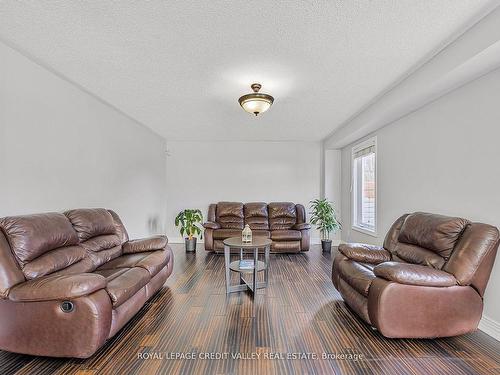 157 Succession Cres, Barrie, ON - Indoor Photo Showing Living Room