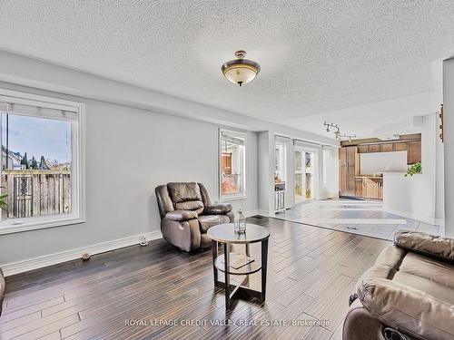 157 Succession Cres, Barrie, ON - Indoor Photo Showing Living Room