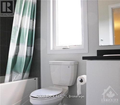 1108 Speedvale Court, Ottawa, ON - Indoor Photo Showing Bathroom