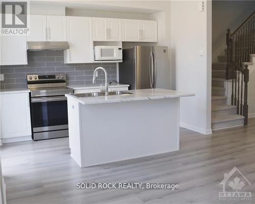 1108 Speedvale Court, Ottawa, ON - Indoor Photo Showing Kitchen With Upgraded Kitchen