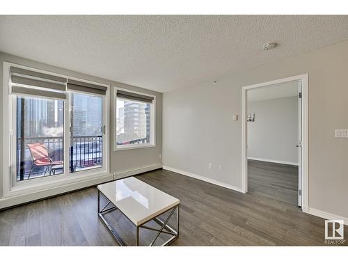 10180 104 St Nw, Edmonton, AB - Indoor Photo Showing Living Room