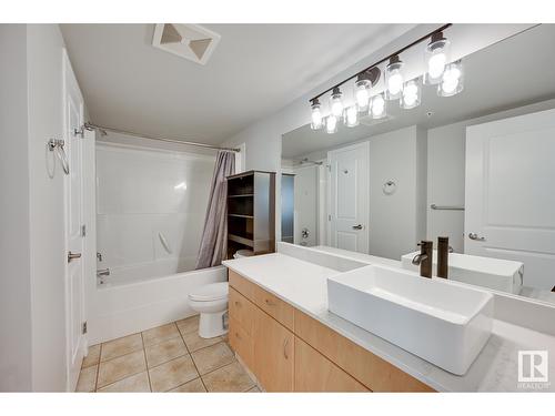 10180 104 St Nw, Edmonton, AB - Indoor Photo Showing Bathroom